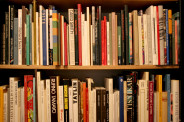 półka z książkami (fot.freeimages.com)