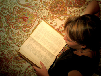 czytanie książki (fot.freeimages.com)