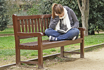 czytająca dziewczyna (fot. freeimages.com)