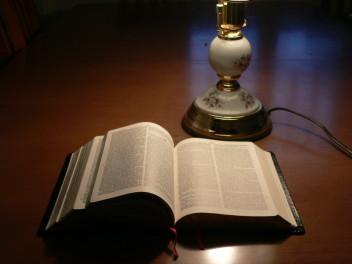 czytanie Biblii (fot. freeimages.com)