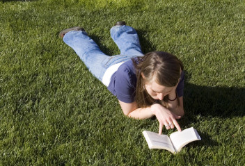 dziewczyna czyta książkę (fot. freeimages.com)