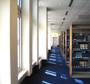 korytarz w bibliotece (fot. freeimages.com)