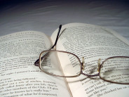 książka i okulary (fot. freeimages.com)