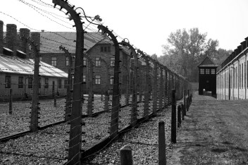 obóz koncentracyjny (fot. freeimages.com)