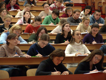 uczniowie na lekcji (fot. freeimages.com)