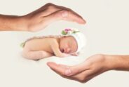 Dziecko w dobrych rękach (fot. Pixaby.Com)