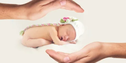 Dziecko w dobrych rękach (fot. Pixaby.Com)