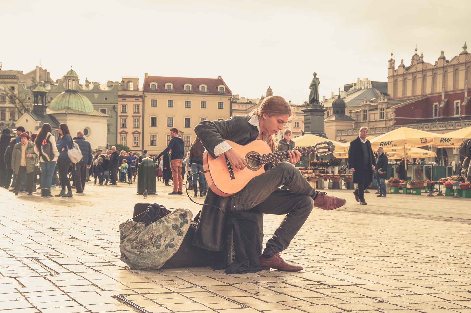 Student uniwersytetu muzycznego gra na starym mieście (fot.Pixabay)