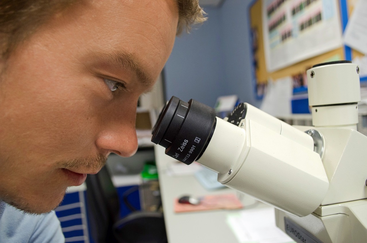 Maturzysta przygotowujący się do rozpoczęcia studiów na kierunku biotechnologii medycznej (fot.bixabay)