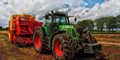 Agroekobiznes - traktor w gospodarstwie ekologicznym (fot.pixabay)