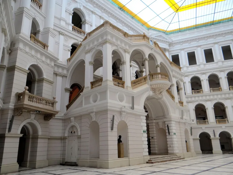Gmach główny Politechniki Warszawskiej (fot.pixabay)