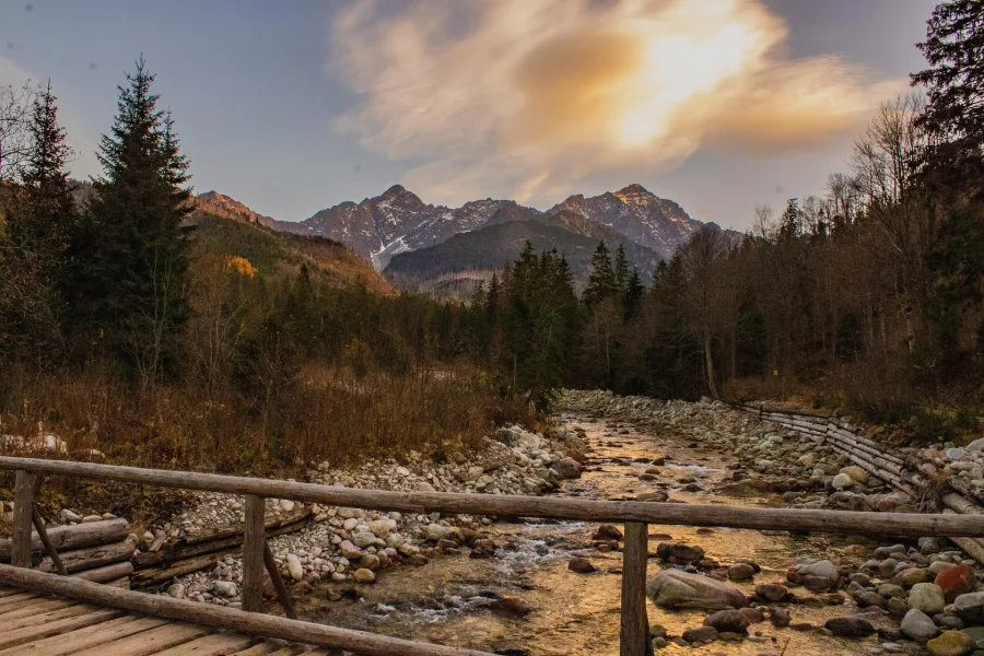 widok na szlaku górskim podczas integracji studenckiej (fot.pixabay.com)
